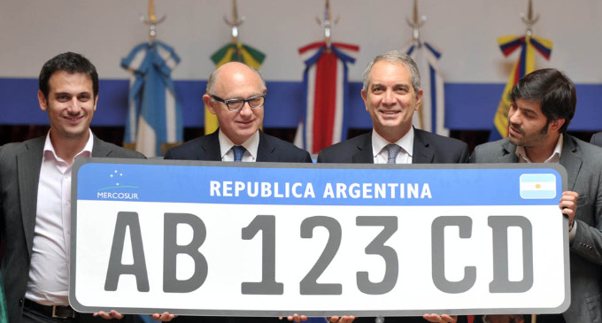 La matrícula regional permitirá que millones de automóviles puedan circular libremente a través de todos los estados de la región; se utilizará en los cero kilómetro a partir de 2016.