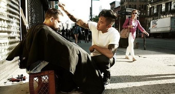El peluquero de famosos que corta el pelo gratis a los «homeless»