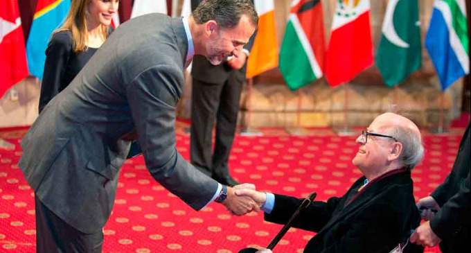 Quino recibió el galardón a la Comunicación de mano del rey Felipe VI