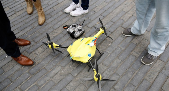 Creado por un joven holandés, este desfibrilador aéreo está pensado para trabajar en situaciones de emergencia ante un ataque cardíaco