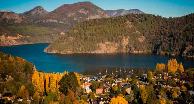 Puerta de entrada al Circuito de los Siete Lagos y a orillas del lago Lácar, San Martín de los Andes multiplica sus atractivos para el verano. Rincones con historia, el Parque Nacional Lanín y las exquisiteces de la gastronomía regional.