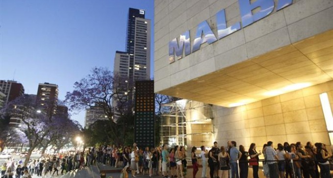 El fenómeno multitudinario de la Noche de los Museos es la cara visible de un entusiasmo de la gente por los consumos culturales; el interés se extiende también al teatro, los libros y los festivales.