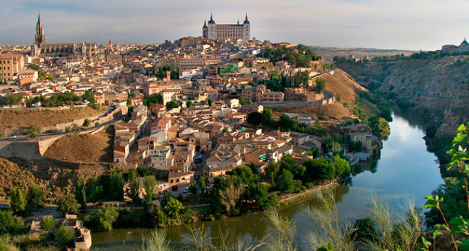 Desde lo alto de un promontorio, el casco histórico de esta atractiva ciudad de España invita a pasear por calles estrechas que remiten al Quijote, El Greco y al legado de cristianos, árabes y judíos.