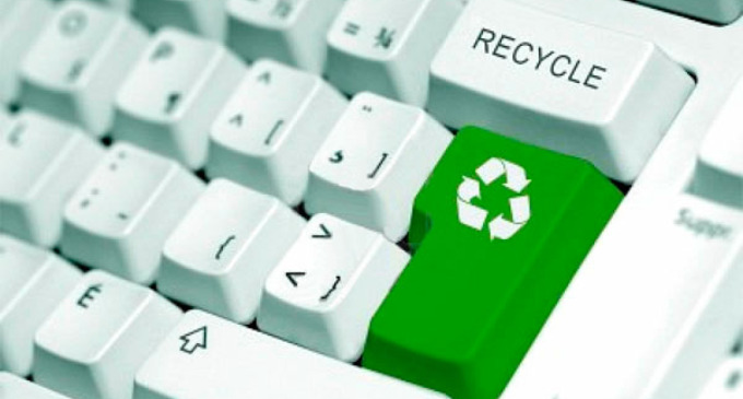 Varias organizaciones sin fines de lucro reciclan computadoras en desuso y las donan a instituciones y sectores de bajos recursos.