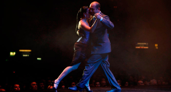 Habrá espectáculos y recitales gratuitos en distintos bares notables de la Ciudad, capital mundial del tango. La música ciudadana, "Patrimonio Cultural de la Humanidad", recuerda la fecha de nacimiento de Carlos Gardel y Julio de Caro, dos de sus destacados intérpretes