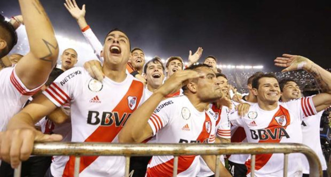 Venció 2-0 a Nacional y clausuró los 17 años sin una consagración continental; por la vía aérea y con dos defensores (Mercado y Pezzella) desató la fiesta en el Monumental.