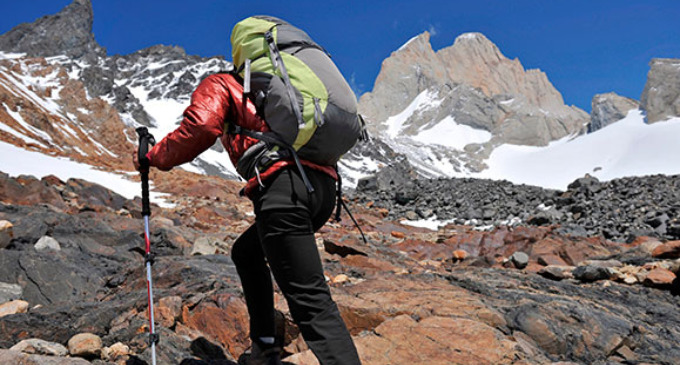 El Chaltén, "capital nacional del trekking", propone disfrutar a pie de los paisajes cordilleranos. Además, el Lago del Desierto y el paraje La Leona, donde funciona un centenario hotel.