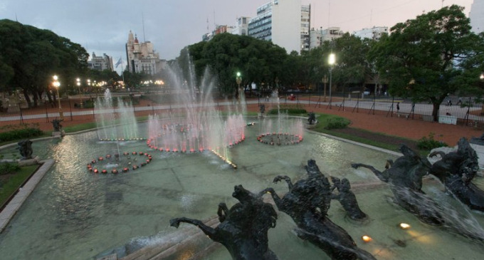 La rutina de luces y sonidos dura 9 minutos y hay tres shows: a las 19, a las 20 y a las 21.