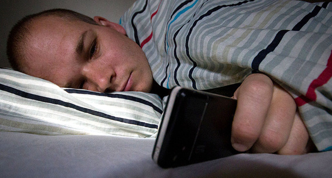 La luz azul que emiten las pantallas trae trastornos de sueño, según un estudio de un Hospital de Boston; cambia la producción de melatonina.