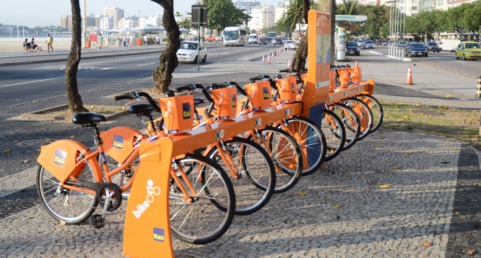 Instalarán bicicletas fijas en los gimnasios al aire libre de las plazas, que transformarán el esfuerzo en energía