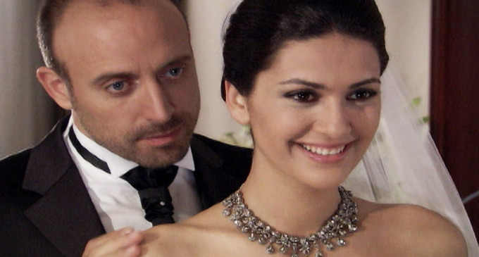 De la ficción a la realidad: Halit Ergenç y Bergüzar Korel se enamoraron en el set; hoy están casados y tienen un hijo