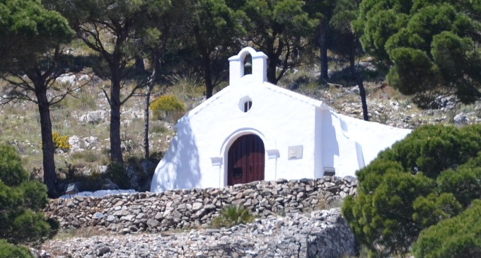 Situado a 37,5 kilómetros al suroeste de Málaga Capital, está integrado en la comarca de la Costa del Sol Occidental. Actualmente es un municipio multicultural, con un altísimo porcentaje de residentes de origen europeo y uno de los principales centros de turismo residencial de Andalucía.