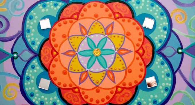 Dibujar y colorear mandalas sirve para relajar tu mente y cambiar tus estados de ánimo. Usando los colores adecuados, los círculos pueden convertirse en tu mejor terapia.
