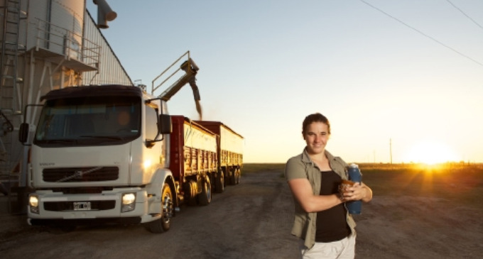 De niña soñaba con conducir un camión; desde los 21 años recorre las rutas argentinas y hoy lo hace junto a su pequeño