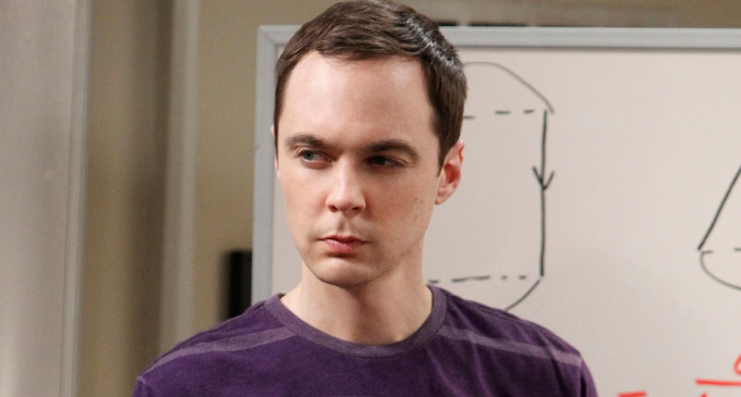 El científico Sheldon Cooper, personaje de The Big Bang Theory, padece este trastorno.