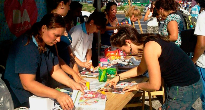 Forma parte de la campaña solidaria “Juntos por la Vuelta al Cole”. Se desarrolla hasta el 26 de febrero en Cerrito y Av. Roque Sáenz Peña, de 16.30 a 19 h. Ya se recolectaron más de 25 mil útiles en Rock BA.