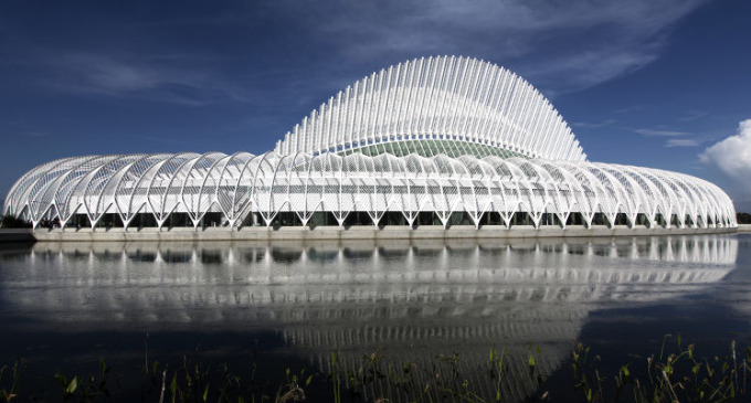 La edificación se encuentra en la Universidad Politécnica de Florida.