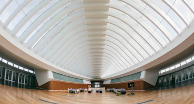 La edificación se encuentra en la Universidad Politécnica de Florida.