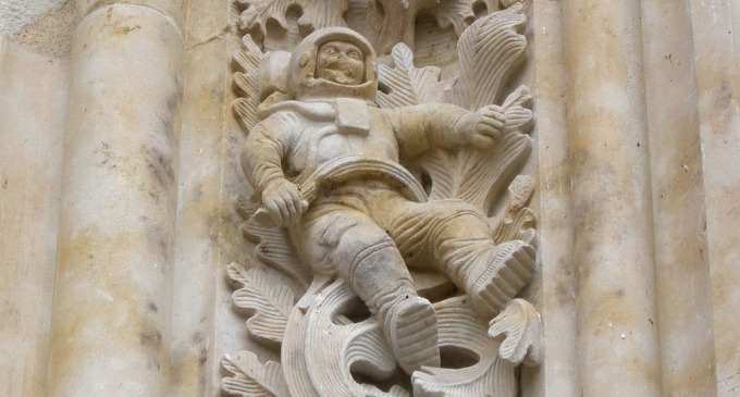 La figura tallada de un moderno astronauta posado sobre la fachada de la entrada norte de la Catedral de Salamanca, en España, desencaja estrepitosamente con sus 300 años de antigüedad.