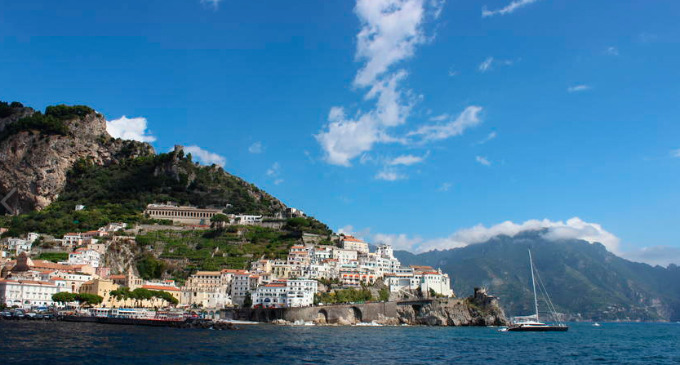 Escenarios de película en un recorrido por el sur de Italia. La bulliciosa plaza del Duomo en Amalfi, una caminata por la isla de Capri, la mágica Gruta Azul y las tentadoras artesanías de Positano. Un viaje en el que hay mucho para ver, para fotografiar, para recordar.