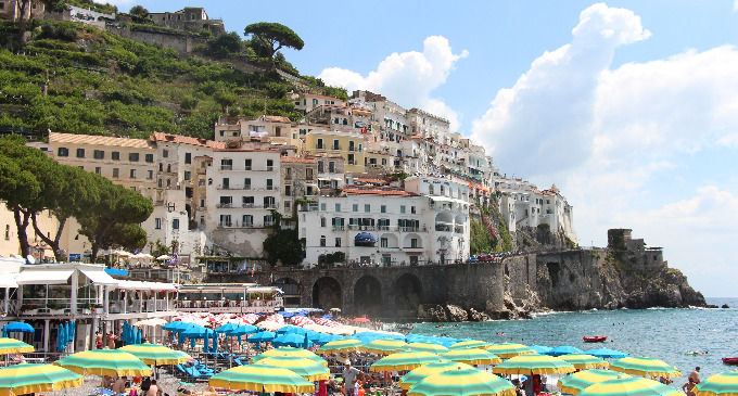 Escenarios de película en un recorrido por el sur de Italia. La bulliciosa plaza del Duomo en Amalfi, una caminata por la isla de Capri, la mágica Gruta Azul y las tentadoras artesanías de Positano. Un viaje en el que hay mucho para ver, para fotografiar, para recordar.