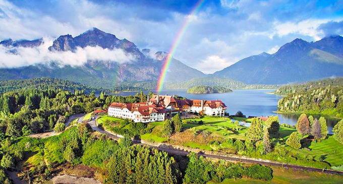 Un novedoso circuito histórico revive la gesta fundacional de los inmigrantes europeos en la Cordillera y relata el origen de los hoteles Llao Llao y Correntoso, a orillas del Nahuel Huapi.