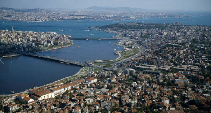 Crónica de una enviada especial a esta ciudad de Turquía, ubicada en Europa y Asia. Los laberintos de la historia, el encanto del Gran Bazar y una visita a Santa Sofía y a la Mezquita Azul. Desde las panorámicas del Bósforo hasta la lectura de la borra del café.