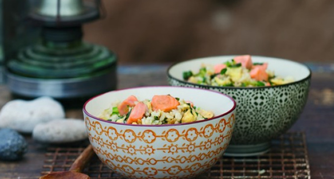 Capítulo final de nuestro especial del chef Takehiro Ohno. Esta semana te pasamos la cuarta receta de su libro De mar a mar, donde Ohno resume lo que aprendió a orillas del mar, sea en Japón, en España o en Latinoamérica. Un salteado a base de salmón, para chuparse los dedos.