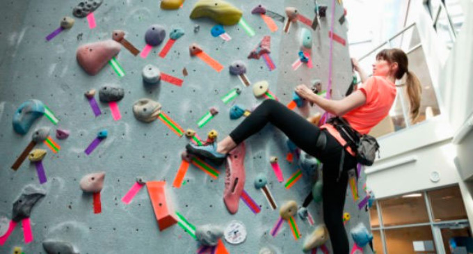 En los recientes años se ha popularizado como una actividad recreativa y deportiva que se practica en familia, con amigos o en solitario en algunos gimnasios