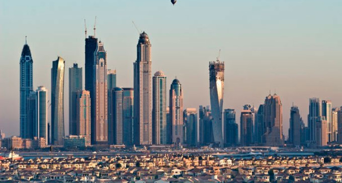 Dubai tiene algo de Disney World: esa singularidad de ser un mundo creado donde rige la máxima “todo es posible”. Shoppings descomunales, el edificio más alto del mundo, 4x4 en el desierto, aventuras en un parque de agua y otras claves para descubrir este oasis de lujo a orillas del golfo Pérsico en sólo dos días.