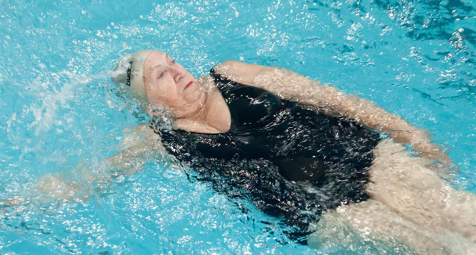 A sus 86 años, la nadadora olímpica Enriqueta Duarte sigue batiendo récords