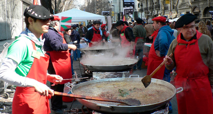 Te esperamos el domingo 11 desde las 12 h. en la Av. de Mayo para disfrutar de toda la propuesta cultural del Pais Vasco. Habrá desfiles, shows en vivo y una clase de cocina a cargo de los chefs internacionales Itziar Aguirre y Ohno. ¡No te lo pierdas!