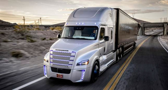 El prototipo Freightliner Inspiration de Daimler recibió la licencia del estado de Nevada para recorrer y convivir con el tránsito actual en rutas y autopistas