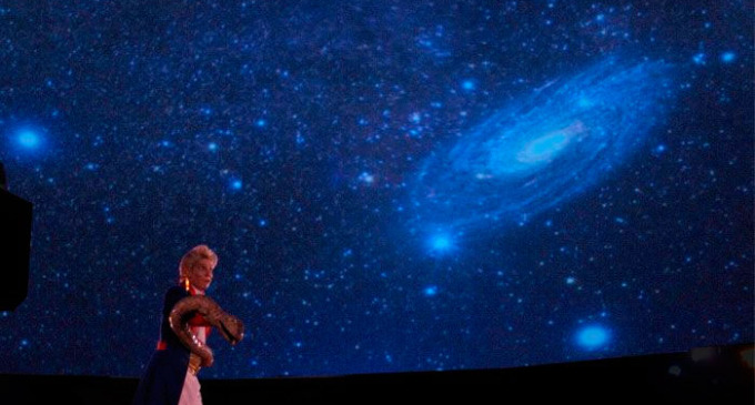 Regresa al Planetario la versión teatral de este clásico de la literatura realizado sobre un escenario de 360º, debajo de una pantalla en forma de cúpula donde podrán apreciarse proyecciones audiovisuales.