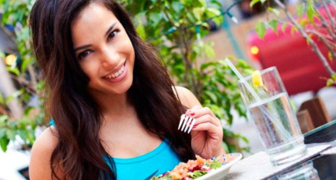 Así como hay alimentos que deben ser evitados a toda costa, también hay varios que deberían formar parte de cualquier dieta que apunte a adelgazar de manera saludable.