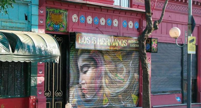 En Barracas, el arte callejero le pone magia y colores a muros y comercios