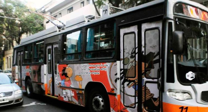 Desde esta semana, los colectivos de una de las líneas más importantes de Rosario recorren las calles con imágenes de sus dibujos más famosos.