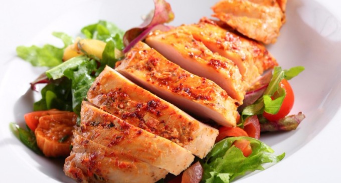 La carne de pollo, el alimento estrella de todas las cocinas, presenta un alto contenido de nutrientes como proteínas, minerales y vitaminas.