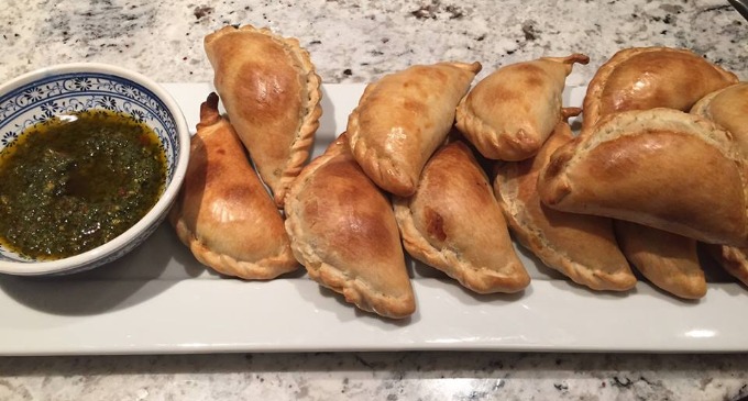 Una joven argentina radicada en Los Ángeles inició un emprendimiento usando una receta familiar. Hoy, el aderezo típico argentino es furor en delis y supermercados. El diario The Guardian destacó el éxito. La receta de Ailín.