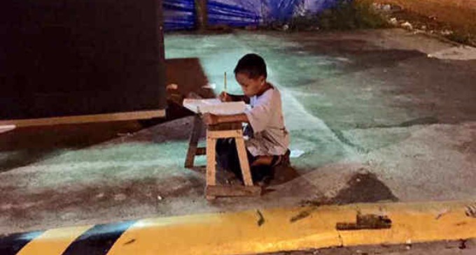 Daniel Cabrera, de 9 años, fue fotografiado por una joven que vio al pequeño haciendo los deberes por la noche a la luz de un Mc Donald´s.