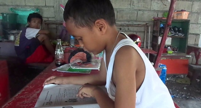 Daniel Cabrera, de 9 años, fue fotografiado por una joven que vio al pequeño haciendo los deberes por la noche a la luz de un Mc Donald´s.