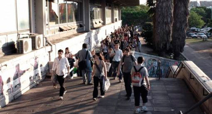 Los estudiantes de la Universidad de Buenos Aires con dificultades auditivas podrán acceder a las explicaciones de los profesores a través de traducciones en tiempo real, gracias a un programa especialmente pensado para favorecer la accesibilidad, informó el rectorado de esa casa de altos estudios.