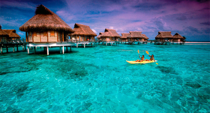 Crónica de un viaje por el corazón del océano Pacífico, un mundo de islas con playas de aguas cristalinas, tradiciones maoríes y corales y peces de todos los colores