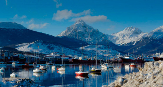 El particular encanto de los paisajes nevados en un destino que, poco a poco, supo posicionarse en el invierno. Las pistas de Cerro Castor y una excursión hasta el lago Fagnano.