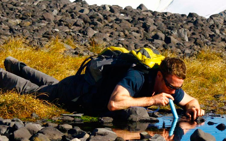 El filtro de agua personal LifeStraw® es portátil y puede ser llevado a cualquier lugar. Ideal para actividades como senderismo, excursionismo, campismo, viajes y ante situaciones de emergencia. Su avanzado diseño permite convertir hasta 1.000 litros de agua contaminada en agua potable, filtrando protozoos y bacterias.