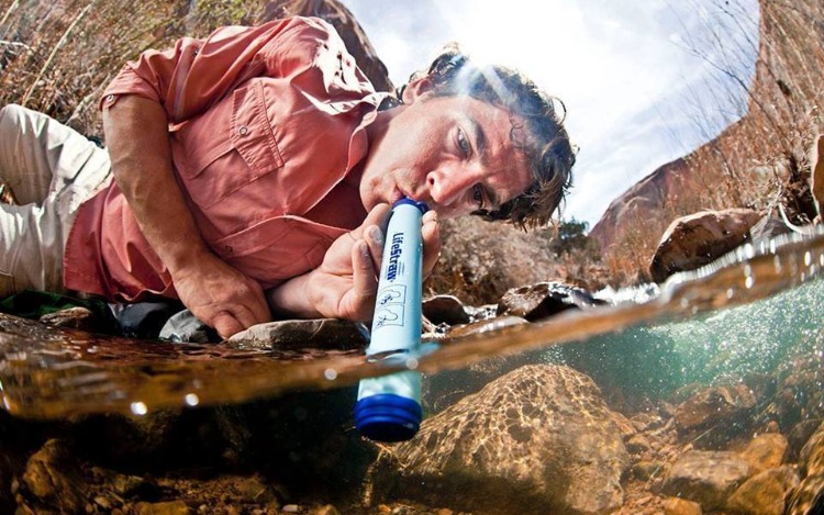 El filtro de agua personal LifeStraw® es portátil y puede ser llevado a cualquier lugar. Ideal para actividades como senderismo, excursionismo, campismo, viajes y ante situaciones de emergencia. Su avanzado diseño permite convertir hasta 1.000 litros de agua contaminada en agua potable, filtrando protozoos y bacterias.