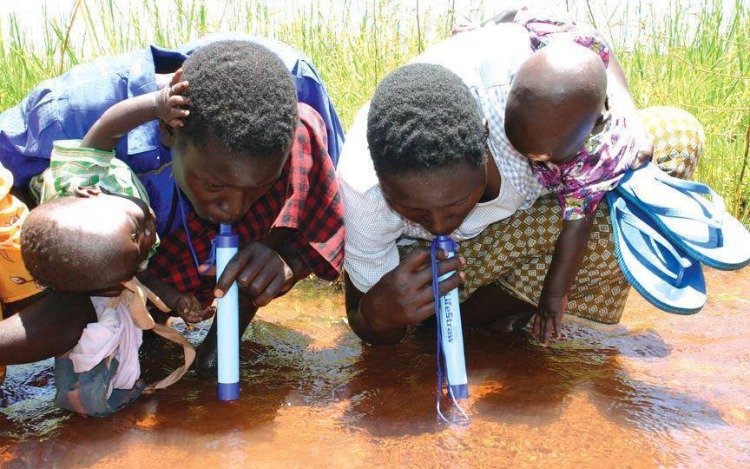 El filtro de agua personal LifeStraw® es portátil y puede ser llevado a cualquier lugar. Ideal para actividades como senderismo, excursionismo, campismo, viajes y ante situaciones de emergencia. Su avanzado diseño permite convertir hasta 1.000 litros de agua contaminada en agua potable, filtrando protozoos y bacterias.