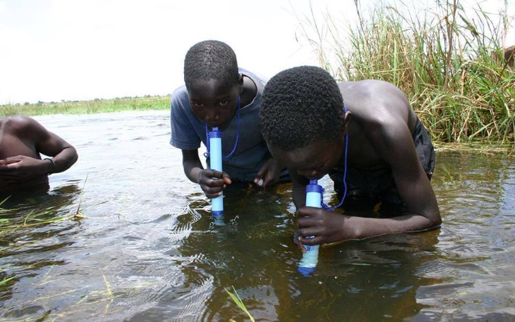 El filtro de agua personal LifeStraw® es portátil y puede ser llevado a cualquier lugar. Ideal para actividades como senderismo, excursionismo, campismo, viajes y ante situaciones de emergencia. Su avanzado diseño permite convertir hasta 1.000 litros de agua contaminada en agua potable, filtrando protozoos y bacterias.