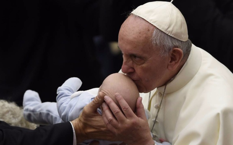 El Papa Francisco escribió un tweet que nos invita a reflexionar si estamos poniendo lo importante donde debe estar.