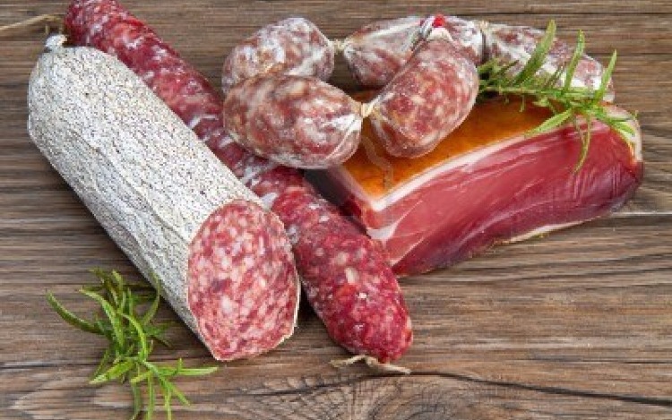 La OMS elaboró un informe en el que afirma que el consumo de embutidos puede provocar cáncer intestinal, mientras que las carnes rojas "probablemente" también.